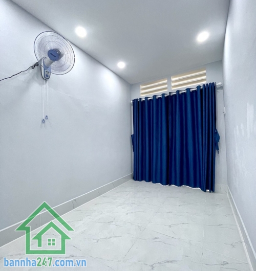 CHỈ 2,95 TỶ – HẺM BA GÁC – LẠC LONG QUÂN – 2 TẦNG – SỔ HỒNG RIÊNG DT: 22m² – hướng Đông Nam Kết cấu: 1 trệt 1 lầu – 2PN – 2WC Hẻm ba gác, chỉ 20m ra hẻm xe hơi. 