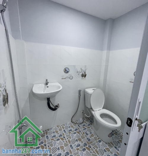 CHỈ 2,95 TỶ – HẺM BA GÁC – LẠC LONG QUÂN – 2 TẦNG – SỔ HỒNG RIÊNG DT: 22m² – hướng Đông Nam Kết cấu: 1 trệt 1 lầu – 2PN – 2WC Hẻm ba gác, chỉ 20m ra hẻm xe hơi. 
