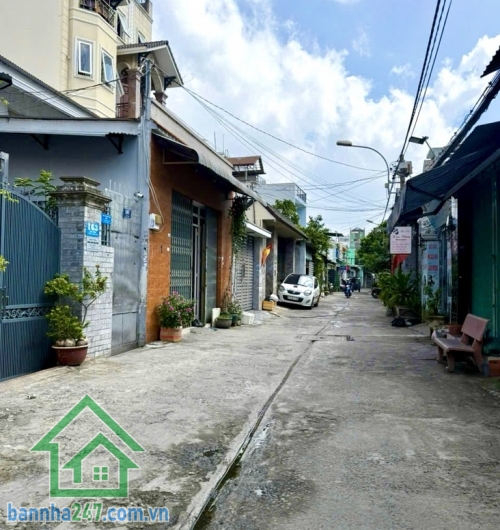 NHÀ TÂY SƠN – SÁT CHỢ TÂN HƯƠNG – 64M² – 3PN – 3WC – CHỈ NHỈNH 4 TỶ Kết cấu: 1 trệt 1 lầu BTCT, 3PN, 3WC. Có thêm 1 phòng trọ phía sau (4x4m, trệt lửng) cho thuê 3 triệu/tháng.