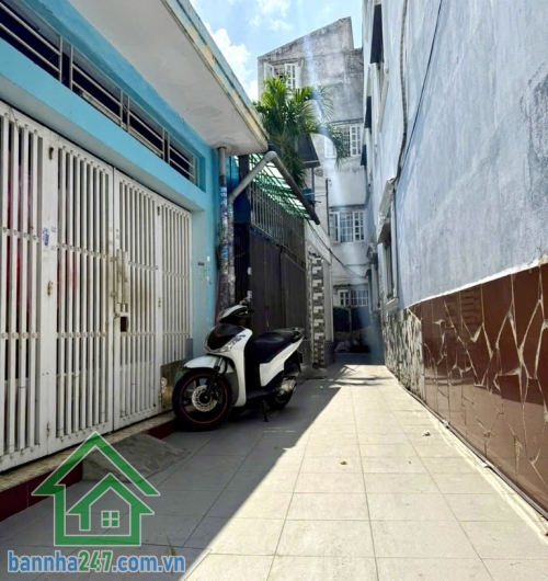 NHÀ TÂY SƠN – SÁT CHỢ TÂN HƯƠNG – 64M² – 3PN – 3WC – CHỈ NHỈNH 4 TỶ Kết cấu: 1 trệt 1 lầu BTCT, 3PN, 3WC. Có thêm 1 phòng trọ phía sau (4x4m, trệt lửng) cho thuê 3 triệu/tháng.