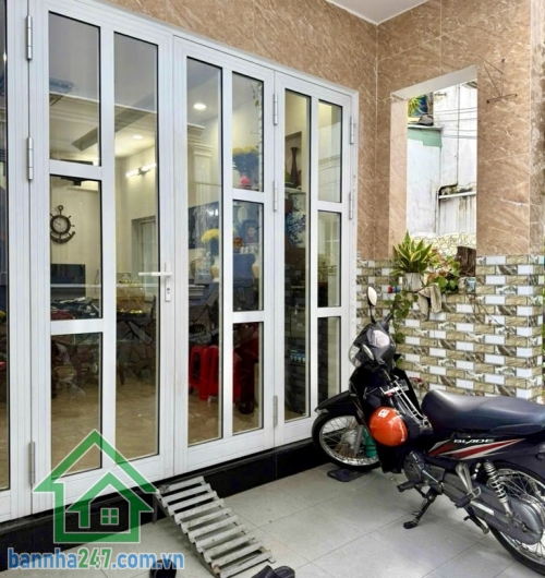 NHÀ TÂY SƠN – SÁT CHỢ TÂN HƯƠNG – 64M² – 3PN – 3WC – CHỈ NHỈNH 4 TỶ Kết cấu: 1 trệt 1 lầu BTCT, 3PN, 3WC. Có thêm 1 phòng trọ phía sau (4x4m, trệt lửng) cho thuê 3 triệu/tháng.