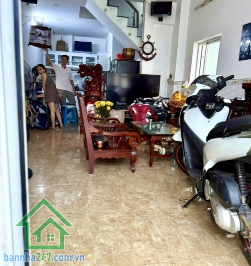 NHÀ TÂY SƠN – SÁT CHỢ TÂN HƯƠNG – 64M² – 3PN – 3WC – CHỈ NHỈNH 4 TỶ Kết cấu: 1 trệt 1 lầu BTCT, 3PN, 3WC. Có thêm 1 phòng trọ phía sau (4x4m, trệt lửng) cho thuê 3 triệu/tháng.