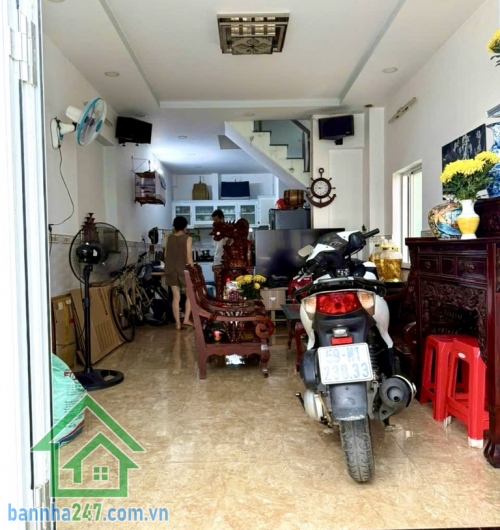 NHÀ TÂY SƠN – SÁT CHỢ TÂN HƯƠNG – 64M² – 3PN – 3WC – CHỈ NHỈNH 4 TỶ Kết cấu: 1 trệt 1 lầu BTCT, 3PN, 3WC. Có thêm 1 phòng trọ phía sau (4x4m, trệt lửng) cho thuê 3 triệu/tháng.