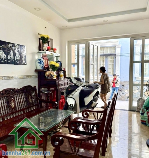 NHÀ TÂY SƠN – SÁT CHỢ TÂN HƯƠNG – 64M² – 3PN – 3WC – CHỈ NHỈNH 4 TỶ Kết cấu: 1 trệt 1 lầu BTCT, 3PN, 3WC. Có thêm 1 phòng trọ phía sau (4x4m, trệt lửng) cho thuê 3 triệu/tháng.