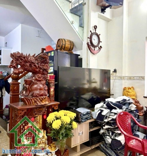NHÀ TÂY SƠN – SÁT CHỢ TÂN HƯƠNG – 64M² – 3PN – 3WC – CHỈ NHỈNH 4 TỶ Kết cấu: 1 trệt 1 lầu BTCT, 3PN, 3WC. Có thêm 1 phòng trọ phía sau (4x4m, trệt lửng) cho thuê 3 triệu/tháng.