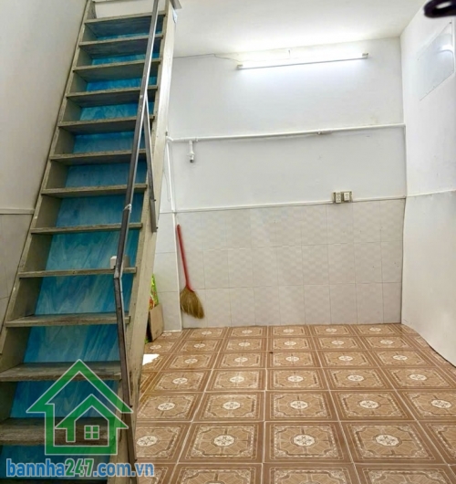 NHÀ TÂY SƠN – SÁT CHỢ TÂN HƯƠNG – 64M² – 3PN – 3WC – CHỈ NHỈNH 4 TỶ Kết cấu: 1 trệt 1 lầu BTCT, 3PN, 3WC. Có thêm 1 phòng trọ phía sau (4x4m, trệt lửng) cho thuê 3 triệu/tháng.