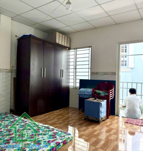 NHÀ TÂY SƠN – SÁT CHỢ TÂN HƯƠNG – 64M² – 3PN – 3WC – CHỈ NHỈNH 4 TỶ Kết cấu: 1 trệt 1 lầu BTCT, 3PN, 3WC. Có thêm 1 phòng trọ phía sau (4x4m, trệt lửng) cho thuê 3 triệu/tháng.