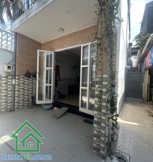 NHÀ TÂY SƠN – SÁT CHỢ TÂN HƯƠNG – 64M² – 3PN – 3WC – CHỈ NHỈNH 4 TỶ Kết cấu: 1 trệt 1 lầu BTCT, 3PN, 3WC. Có thêm 1 phòng trọ phía sau (4x4m, trệt lửng) cho thuê 3 triệu/tháng.