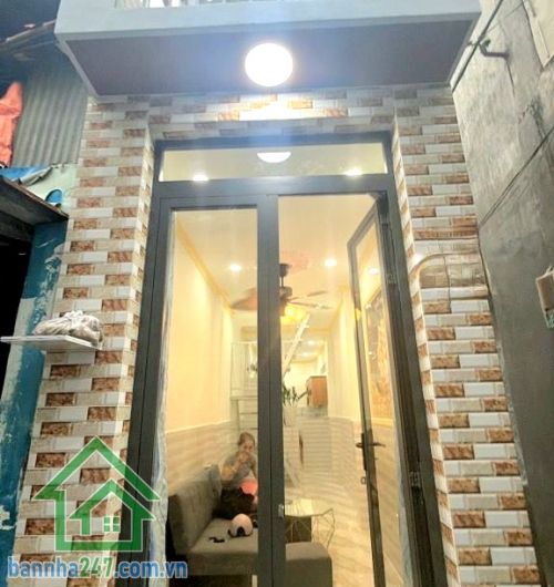 CHỈ 2.75 TỶ – SIÊU PHẨM 2 TẦNG MỚI – SÁT MẶT TIỀN LÊ ĐẠI HÀNH – SỔ RIÊNG – DT 21M² (DTSĐ 42M²) * Kết cấu 2 tầng: 2PN – 2WC * Nhà mới cứng, chủ tặng 2 máy lạnh