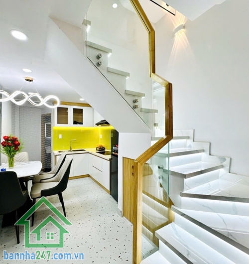 NHÀ 3 TẦNG MỚI ĐẸP – SÁT MẶT TIỀN HOÀNG VĂN THỤ – TÂN BÌNH DT: 27m², kết cấu 1 trệt 2 lầu, 3PN – 3WC. Hẻm ba gác, cách mặt tiền chỉ 20m, xe hơi tới gần nhà.