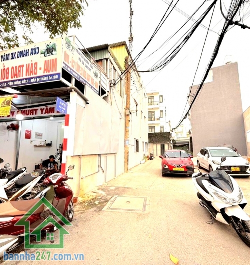CHỈ 6,2 TỶ - HẺM Ô TÔ ĐỖ CỬA – TRẦN THỊ NĂM – QUẬN 12 Kế bên Bệnh viện Quận 12, thông Dương Thị Mười, đi Gò Vấp chỉ 10 phút. Nhà xây mới, kết cấu trệt + 2 lầu +  sân thượng, gồm 5 phòng ngủ – 3 WC, phòng khách, bếp, phòng giặt, ban công và sân thượng rộn