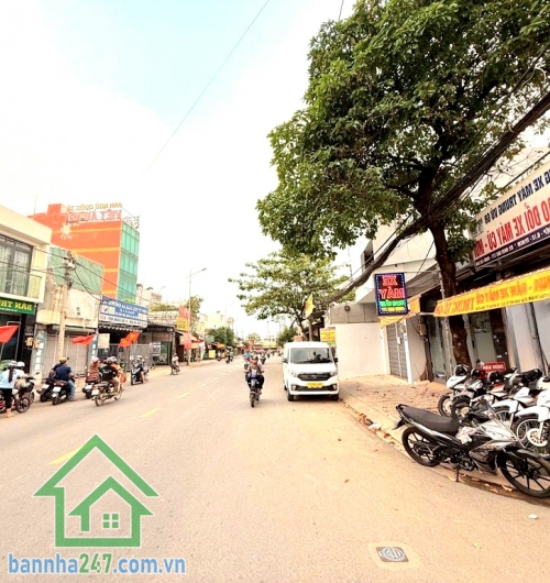 CHỈ 6,2 TỶ - HẺM Ô TÔ ĐỖ CỬA – TRẦN THỊ NĂM – QUẬN 12 Kế bên Bệnh viện Quận 12, thông Dương Thị Mười, đi Gò Vấp chỉ 10 phút. Nhà xây mới, kết cấu trệt + 2 lầu +  sân thượng, gồm 5 phòng ngủ – 3 WC, phòng khách, bếp, phòng giặt, ban công và sân thượng rộn