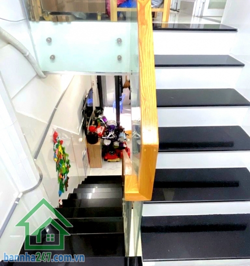 CHỈ 4,5 TỶ (TL) – NHÀ 1 LẦU – LẠC LONG QUÂN – GẦN CHỢ TÂN BÌNH - DT: 36M² (4,5 x 8,5)m - 2 PN - 2 WC Diện tích: 4,5 x 8,5m – nhà vuông vức Kết cấu: 1 trệt + lầu