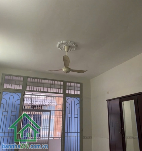 CHỈ 4.3 TỶ (TL) – NHÀ 1 LẦU TRƯỜNG CHINH – TÂN SƠN NHÌ – TÂN PHÚ – ĐANG CHO THUÊ 7TR/THÁNG Diện tích: 4m x 12m – DTCN 47m² Kết cấu: 1 trệt, 1 lầu, xây chắc chắn. 