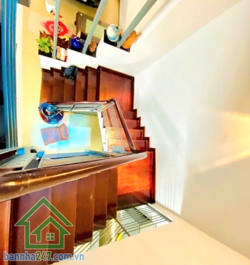 CHỈ 9,45 TỶ – HẺM XE TẢI – XE HƠI ĐẬU TRONG NHÀ – KHU AEON TÂN PHÚ - 5PN – 5WC * Diện tích: 70m² (4 x 17,5m) – vuông A4 * Kết cấu: 4 tầng BTCT *  1 trệt, 2 lầu, sân thượng trước & sau -  5 PN – 5 WC, thiết kế lệch tầng, ban công thoáng