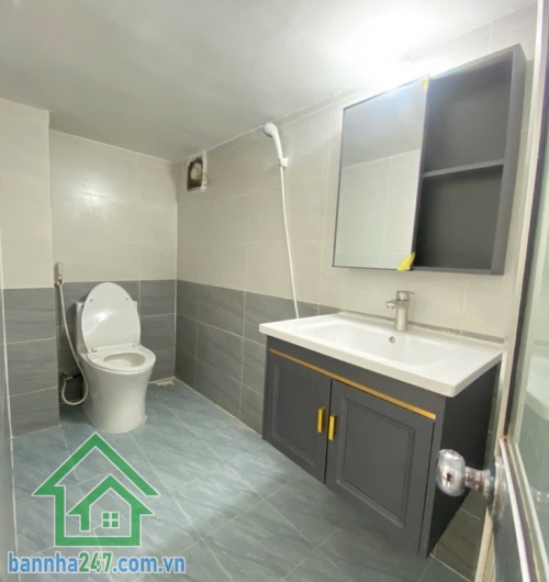 BÁN NHÀ TRUNG TÂM QUẬN TÂN BÌNH – CÁCH SÂN BAY TÂN SƠN NHẤT 3 PHÚT – CHỈ 5,3 TỶ (Bớt lộc) * Diện tích: 52,6m2. * Kết cấu: 3 tầng (1 trệt, 1 lầu, sân thượng), gồm 4 PN + 4WC.  Mob 0933 144 037