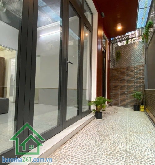 BÁN NHÀ TRUNG TÂM QUẬN TÂN BÌNH – CÁCH SÂN BAY TÂN SƠN NHẤT 3 PHÚT – CHỈ 5,3 TỶ (Bớt lộc) * Diện tích: 52,6m2. * Kết cấu: 3 tầng (1 trệt, 1 lầu, sân thượng), gồm 4 PN + 4WC.  Mob 0933 144 037