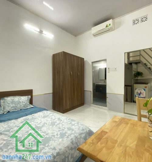 BÁN NHÀ TRUNG TÂM QUẬN TÂN BÌNH – CÁCH SÂN BAY TÂN SƠN NHẤT 3 PHÚT – CHỈ 5,3 TỶ (Bớt lộc) * Diện tích: 52,6m2. * Kết cấu: 3 tầng (1 trệt, 1 lầu, sân thượng), gồm 4 PN + 4WC.  Mob 0933 144 037