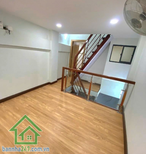 NHÀ 3 TẦNG – GẦN VÒNG XOAY LÊ ĐẠI HÀNH – Q.11 DT đất: 24m² (3x8), DT sàn 48.6m². Kết cấu: Trệt + lửng + 1 lầu, 4PN (3 kín + 1 hở), 2WC. Vị trí: Hẻm 3m thông.