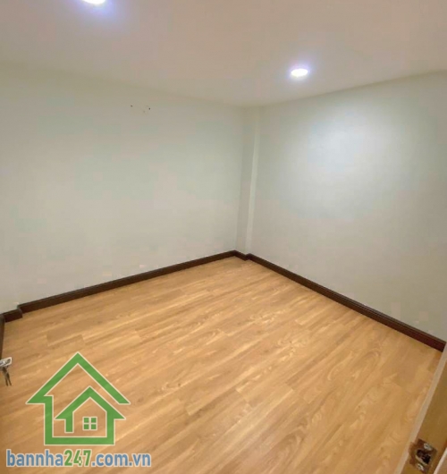 NHÀ 3 TẦNG – GẦN VÒNG XOAY LÊ ĐẠI HÀNH – Q.11 DT đất: 24m² (3x8), DT sàn 48.6m². Kết cấu: Trệt + lửng + 1 lầu, 4PN (3 kín + 1 hở), 2WC. Vị trí: Hẻm 3m thông.