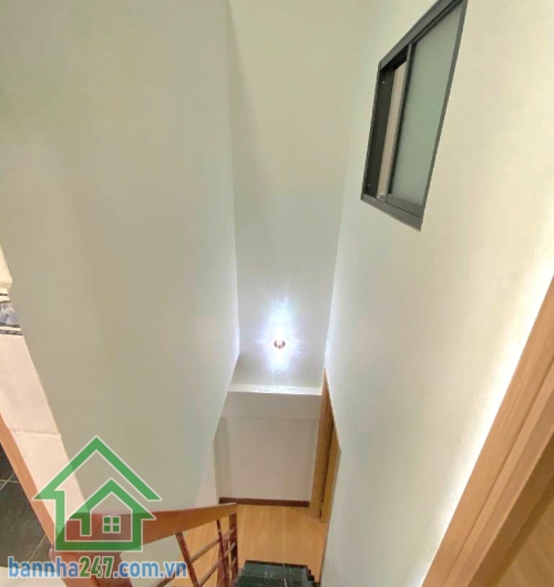 NHÀ 3 TẦNG – GẦN VÒNG XOAY LÊ ĐẠI HÀNH – Q.11 DT đất: 24m² (3x8), DT sàn 48.6m². Kết cấu: Trệt + lửng + 1 lầu, 4PN (3 kín + 1 hở), 2WC. Vị trí: Hẻm 3m thông.