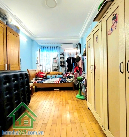 CHỈ 4,5 TỶ - NHÀ ĐẸP HXH PHƯỜNG 6 - TÂN BÌNH - DT 20/25M² - 4 TẦNG - 3PN - 4WC Kết cấu 1 trệt, 1 lửng, 2 lầu. Gồm 3PN, 4WC, phòng khách, bếp, đầy đủ công năng.