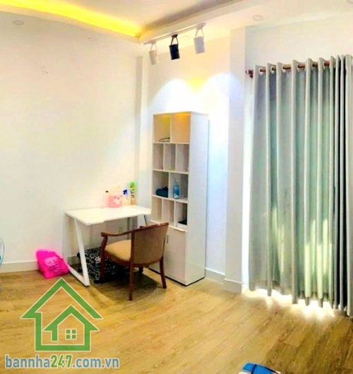 CHỈ 6,4 TỶ – HXH HỒ THỊ KỶ – 5 TẦNG BTCT – DÒNG TIỀN 17TR/THÁNG - TẶNG FULL NỘI THẤT CAO CẤP – TRUNG TÂM Q10 - 3PN – 4WC Diện tích: 23m² (DTSD: 83m²) Kết cấu: 5 tầng BTCT kiên cố – có sân thượng Công năng: 3PN – 4WC – phòng khách – bếp – ban công Tặng nội