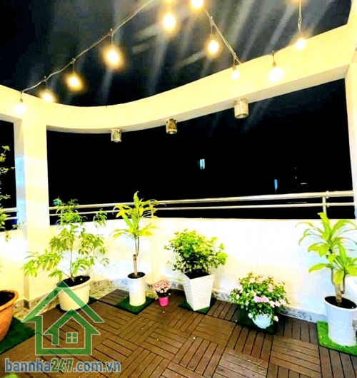 CHỈ 6,4 TỶ – HXH HỒ THỊ KỶ – 5 TẦNG BTCT – DÒNG TIỀN 17TR/THÁNG - TẶNG FULL NỘI THẤT CAO CẤP – TRUNG TÂM Q10 - 3PN – 4WC Diện tích: 23m² (DTSD: 83m²) Kết cấu: 5 tầng BTCT kiên cố – có sân thượng Công năng: 3PN – 4WC – phòng khách – bếp – ban công Tặng nội