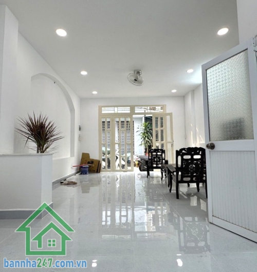 CHỈ 15,5 TỶ – MTKD LÊ TRỌNG TẤN – QUẬN TÂN PHÚ – DT: 4x27M – ĐƯỜNG 24M * Diện tích: 108m² vuông vức – thuận tiện xây cao tầng * Nhà đẹp, vị trí kinh doanh cực thịnh.