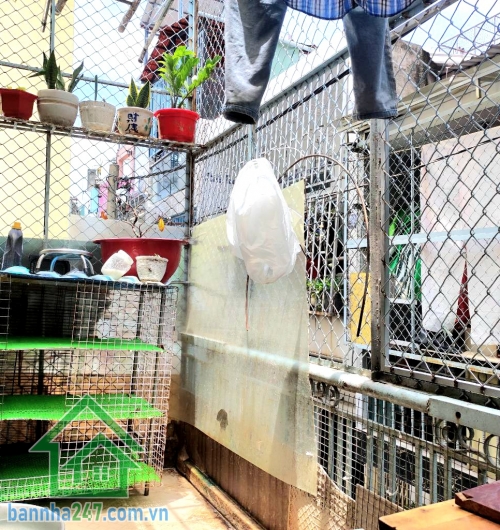 CHỈ 7,4 TỶ – LẠC LONG QUÂN – QUẬN 11 - DT 67M² (4 x 17) – 2 TẦNG – 5PN – HẺM 3 GÁC Thông tin chi tiết: • Diện tích: 4m x 17m – công nhận đủ 67m² • Kết cấu: 1 trệt + 1 lầu • Công năng hiện tại: 5 PN – 2 WC 