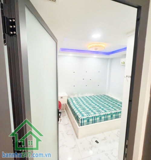 CHỈ 8,18 TỶ – NHÀ 5 TẦNG BTCT – HẺM 4M HỒ THỊ KỶ – QUẬN 10 – TRUNG TÂM ẨM THỰC VÀ HOA Diện tích: 3,3 x 10m, diện tích sử dụng 165m² Kết cấu: 5 tầng kiên cố, 5PN - 4WC. 
