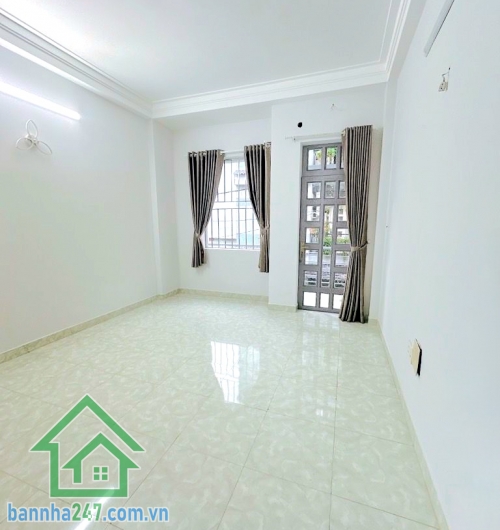 CHỈ 5.95 TỶ – NHÀ ĐẸP – HẺM Ô TÔ NGỦ TRONG NHÀ – KHU VIP PHÂN LÔ – GẦN LÊ VĂN QUỚI – 4 TẦNG – DT 52M² - 4PN – 3WC DT: 4 × 13m (52m²) Kết cấu: 1 trệt – 2 lầu – sân thượng, PK rộng để ô tô ngủ trong nhà, 4PN – 3WC, giếng trời thoáng. 