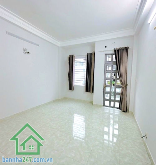 CHỈ 5.95 TỶ – NHÀ ĐẸP – HẺM Ô TÔ NGỦ TRONG NHÀ – KHU VIP PHÂN LÔ – GẦN LÊ VĂN QUỚI – 4 TẦNG – DT 52M² - 4PN – 3WC DT: 4 × 13m (52m²) Kết cấu: 1 trệt – 2 lầu – sân thượng, PK rộng để ô tô ngủ trong nhà, 4PN – 3WC, giếng trời thoáng. 