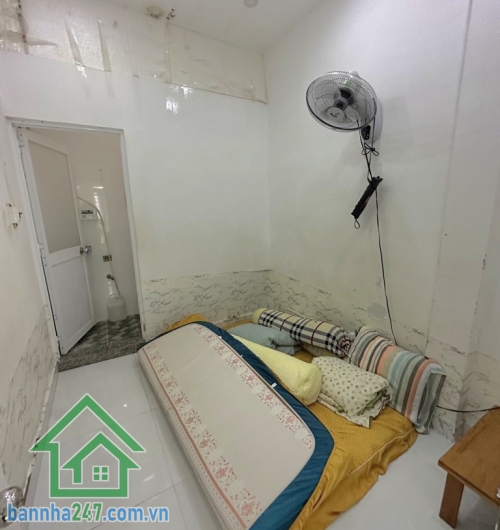 HẺM Ô TÔ – NGAY AEON MALL – NHÀ 2 TẦNG – CHỈ 2.7 TỶ DTSD: 31.5m² (1 trệt 1 lầu – 2PN, 2WC, PK, bếp) Hẻm ô tô rộng, dân trí cao, gần Aeon Mall, Celadon City, chợ Tân Hương.