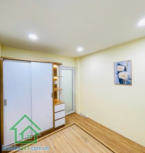 CHỈ 3,38 TỶ – SIÊU PHẨM TÂN PHÚ – 3 TẦNG – FULL NỘI THẤT  Lô góc thoáng đẹp – giá cực mềm – dọn vào ở ngay! Kết cấu: 1 trệt 2 lầu + phòng thờ. Công năng: 3PN – 2WC. Nhà full nội thất – xách vali vào ở. Lô góc thoáng mát – không lộ giới. Tân Thành – Tân Ph