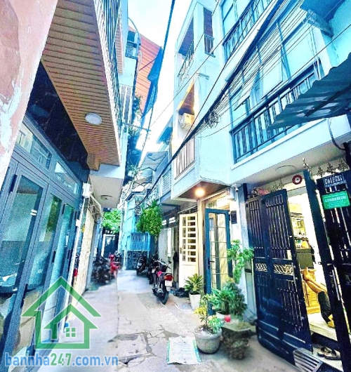 CHỈ 2,979 TỶ – NHÀ 3 TẦNG NGAY NGÃ TƯ LẠC LONG QUÂN – ÂU CƠ – HẺM 4M – DTSD 49M2 * Diện tích: 15m2, diện tích sử dụng 49m2 (bao gồm 2 ban công) * Kết cấu: 3 tầng. 2PN - 3WC.