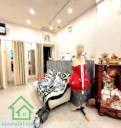 CHỈ 7,9 TỶ (TL) - HẺM NHỰA 8M THÔNG – KINH DOANH TỐT – TÂN PHÚ - CẦU XÉO – GIÁP GÒ DẦU & TÂN KỲ TÂN QUÝ Diện tích: 65m² (4 x 16.1m) – đất vuông vức, công nhận công nhận đủ. Kết cấu: 2 tầng 3 PN - 2 WC. Nhà đẹp, bố trí hợp lý, dọn vào ở ngay Hẻm nhựa 8