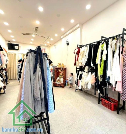 CHỈ 7,9 TỶ (TL) - HẺM NHỰA 8M THÔNG – KINH DOANH TỐT – TÂN PHÚ - CẦU XÉO – GIÁP GÒ DẦU & TÂN KỲ TÂN QUÝ Diện tích: 65m² (4 x 16.1m) – đất vuông vức, công nhận công nhận đủ. Kết cấu: 2 tầng 3 PN - 2 WC. Nhà đẹp, bố trí hợp lý, dọn vào ở ngay Hẻm nhựa 8