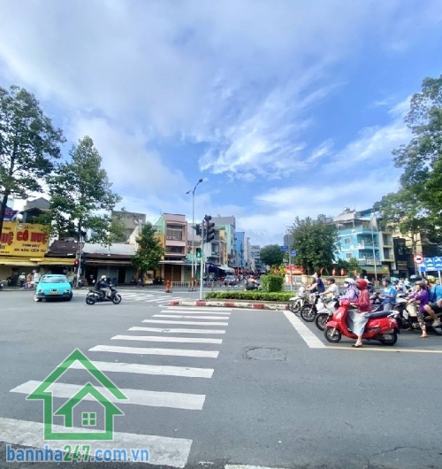 CHỈ 7,5 TỶ – HXH QUẬN 11 – NGAY 3 THÁNG 2 & HÀN HẢI NGUYÊN - CÁCH MẶT TIỀN 10M – GẦN 50M² – Ở NGAY Thông tin chi tiết: • Diện tích: 47m² (3.5m x 13m) • Kết cấu: 1 trệt + 1 lầu - 2 PN – 2 WC - Nhà gọn gàng, vào ở ngay -Vị trí đắc địa trung tâm Q11
