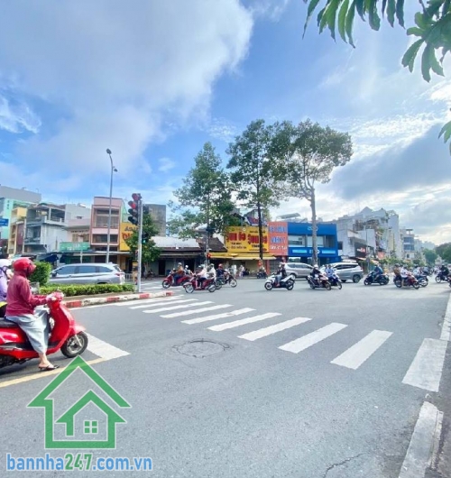 NHÀ HIẾM HXH – NGAY 3/2 & HÀN HẢI NGUYÊN – CHỈ 7,5 TỶ - Vị trí cực đẹp: cách mặt tiền chỉ 10m, HXH đỗ cửa DT: 47m² (3.6 x 13) – 1 trệt 1 lầu – 2PN - Tiện ích: Gần siêu thị, trường học, chợ, trung tâm Quận 11