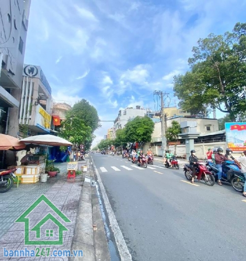 NHÀ HIẾM HXH – NGAY 3/2 & HÀN HẢI NGUYÊN – CHỈ 7,5 TỶ - Vị trí cực đẹp: cách mặt tiền chỉ 10m, HXH đỗ cửa DT: 47m² (3.6 x 13) – 1 trệt 1 lầu – 2PN - Tiện ích: Gần siêu thị, trường học, chợ, trung tâm Quận 11