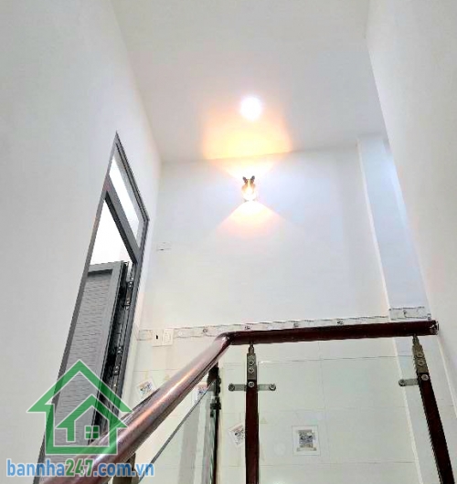 CHỈ 4,98 TỶ – NHÀ 2 TẦNG ĐẸP LUNG LINH – HXH – VÀI BƯỚC RA MẶT TIỀN – 48M² (4x12)m – 2PN, 2WC Vị trí đỉnh: Cuối đường Nguyễn Sơn, thông nhanh Lê Thúc Hoạch, chỉ vài bước ra mặt tiền. Khu dân cư an ninh, tiện ích bủa vây, di chuyển siêu thuận lợi.