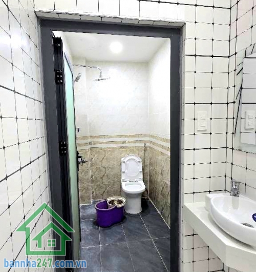 CHỈ 4,98 TỶ – NHÀ 2 TẦNG ĐẸP LUNG LINH – HXH – VÀI BƯỚC RA MẶT TIỀN – 48M² (4x12)m – 2PN, 2WC Vị trí đỉnh: Cuối đường Nguyễn Sơn, thông nhanh Lê Thúc Hoạch, chỉ vài bước ra mặt tiền. Khu dân cư an ninh, tiện ích bủa vây, di chuyển siêu thuận lợi.
