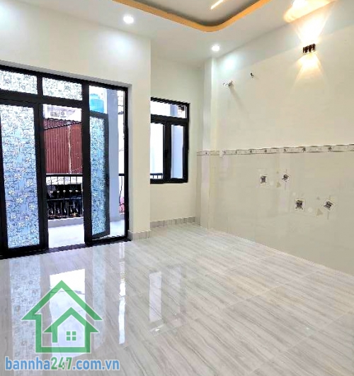 CHỈ 4,98 TỶ – NHÀ 2 TẦNG ĐẸP LUNG LINH – HXH – VÀI BƯỚC RA MẶT TIỀN – 48M² (4x12)m – 2PN, 2WC Vị trí đỉnh: Cuối đường Nguyễn Sơn, thông nhanh Lê Thúc Hoạch, chỉ vài bước ra mặt tiền. Khu dân cư an ninh, tiện ích bủa vây, di chuyển siêu thuận lợi.