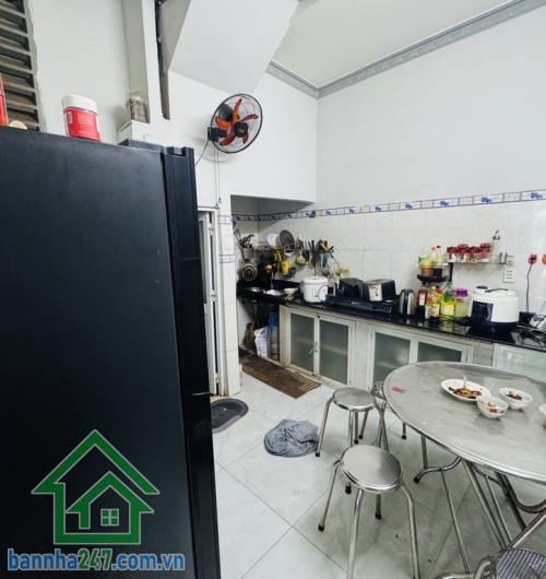 CHỈ NHỈNH 5 TỶ – NHÀ 2 TẦNG TÂY THẠNH – HẺM XE HƠI – PHÙ HỢP Ở HOẶC GIỮ TIỀN   * Diện tích: 51m2 (4.1 x 12.5m). * Kết cấu: 1 trệt, 1 lầu, phòng khách, bếp, 2PN,  2 WC.