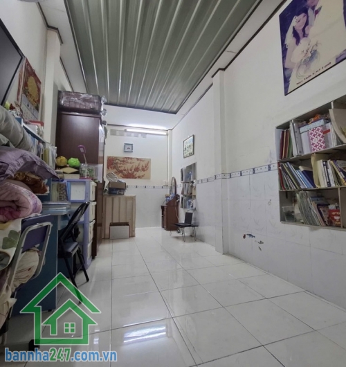 CHỈ 2,2 TỶ – NHÀ CHÍNH CHỦ TÂN BÌNH – GẦN QUẬN 10 – 2 TẦNG – 17M2 - 2PN - 2WC. Kết cấu: trệt + lầu đúc kiên cố, gồm 2 phòng ngủ, có ban công thoáng mát.