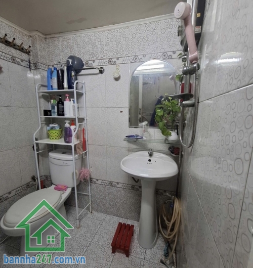 CHỈ 2,2 TỶ – NHÀ CHÍNH CHỦ TÂN BÌNH – GẦN QUẬN 10 – 2 TẦNG – 17M2 - 2PN - 2WC. Kết cấu: trệt + lầu đúc kiên cố, gồm 2 phòng ngủ, có ban công thoáng mát.