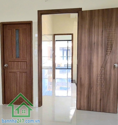 CHỈ 13,45 TỶ (TL) – NHÀ MẶT TIỀN KHU VIP KDC DƯƠNG HỒNG – ĐƯỜNG RỘNG 12M – 5 TẦNG BTCT – DT 95M² (5x19)m – DÒNG TIỀN 20TR/THÁNG Mô tả: * Vị trí đẳng cấp, nằm trong khu phân lô đồng bộ Dương Hồng – dân trí cao, an ninh tuyệt đối (bảo vệ 24/7).