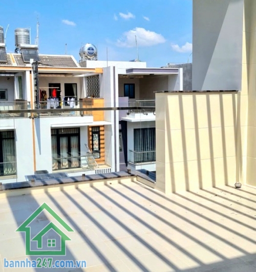 CHỈ 13,45 TỶ (TL) – NHÀ MẶT TIỀN KHU VIP KDC DƯƠNG HỒNG – ĐƯỜNG RỘNG 12M – 5 TẦNG BTCT – DT 95M² (5x19)m – DÒNG TIỀN 20TR/THÁNG Mô tả: * Vị trí đẳng cấp, nằm trong khu phân lô đồng bộ Dương Hồng – dân trí cao, an ninh tuyệt đối (bảo vệ 24/7).