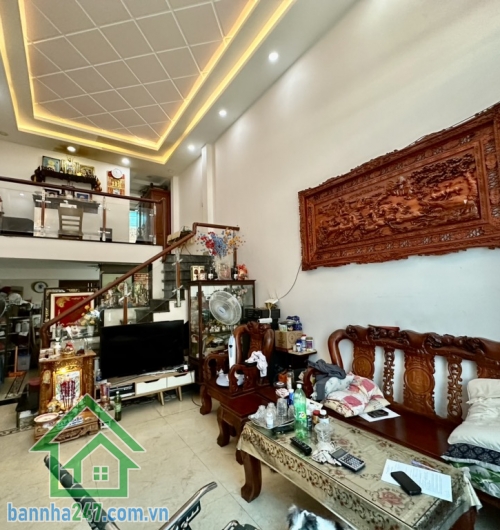 CHỈ 5,1 TỶ - NHÀ 2 TẦNG - 62.3M² (4.2 x 15) - SÁT MẶT TIỀN PHẠM VĂN BẠCH - GẦN GA T3, SÂN BAY TSN Vị trí đẹp, chỉ 50m ra Phạm Văn Bạch, gần chợ.
